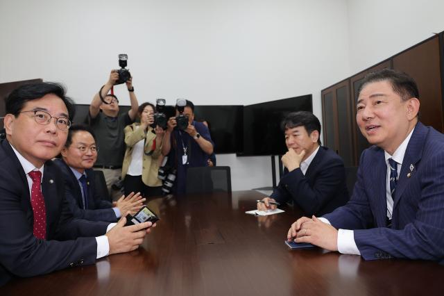 김병기 더불어민주당 당대표 직무대행 겸 원내대표와 송언석 국민의힘 원내대표가 18일 추경안 관련 상의를 위해 국회 민주당 원내대표실에서 만나 대화를 나누고 있다 사진연합뉴스