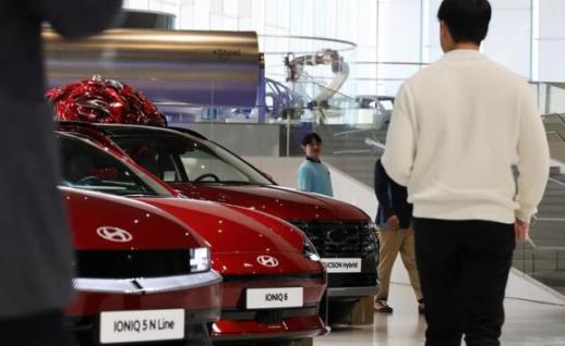 Doanh số bán xe thân thiện với môi trường tại Hàn Quốc lần đầu tiên vượt xe chạy bằng xăng