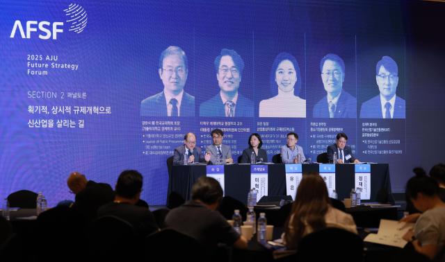 18일 서울 영등포구 FKI타워에서 열린 2025 아주미래전략포럼AFSF에서 패널획기적 상시적 규제개혁으로 신산업을 살리는 길이라는 주제로 토론을 하고 있다 사진 왼쪽부터 양준석 한국규제학회 회장가톨릭대학교 경제학과 교수 이혁우 배재대학교 행정학과 교수대통령 직속 규제개혁위원회 민간위원 유은 산업통상자원부 규제샌드박스 팀장 추문갑 중소기업중앙회 경제정책본부장 정재학 한국산업기술진흥원KIAT 글로벌성장본부장 사진아주경제DB