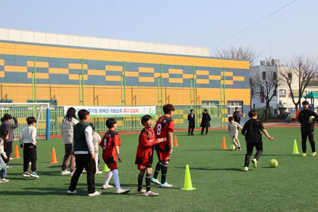 지난 3월 수원 구운초등학교에서 열린‘체육인 기회소득 스포츠 교실’모습 사진경기도