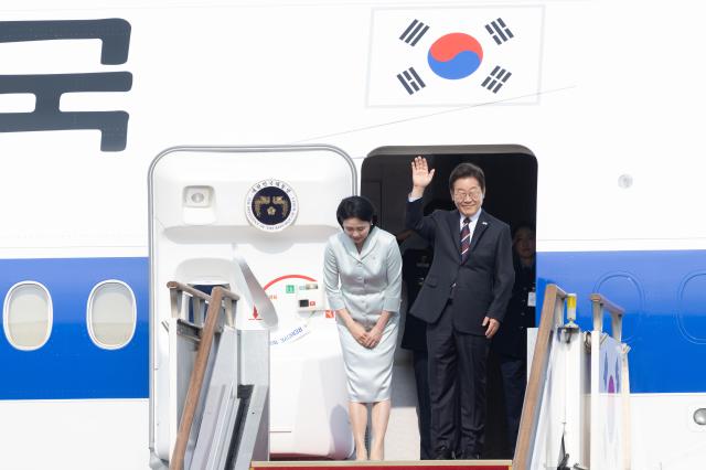 주요 7개국G7 정상회의에 참석하는 이재명 대통령이 김혜경 여사와 16일 오후 경기도 성남 서울공항에서 공군 1호기에서 출국하기 전 인사하고 있다 20250616사진유대길 기자 dbeorlf123ajunewscom