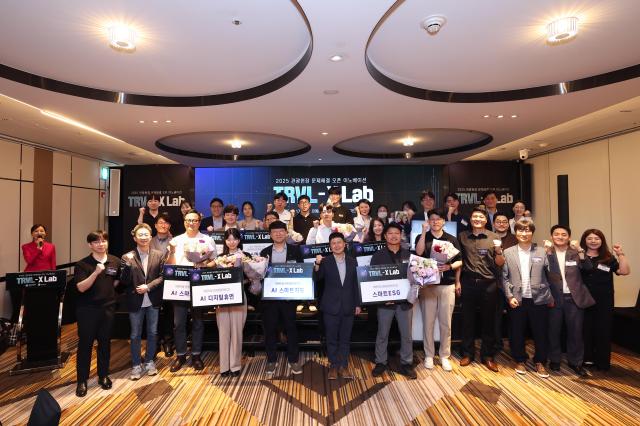 관광현장 문제해결 오픈이노베이션 참여기업 관계자들이 기념사진을 찍고 있다 사진한국관광공사