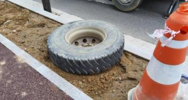 덤프트럭서 빠진 바퀴 버스정류장 덮쳐…여고생 의식불명