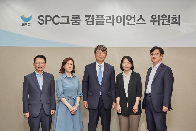 16일 서울 양재동 SPC1945 사옥에서 SPC 컴플라이언스 위원회가 발족식을 갖고 기념촬영을 하고 있다 왼쪽부터 이정희 위원 문은숙 위원 김지형 위원장 여연심 위원 경재형 위원 사진SPC그룹
