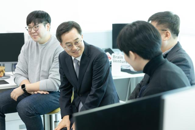 김동연 경기도지사가 한 벤처기업을 방문해 회사 소개를 받고있는 모습 사진경기도