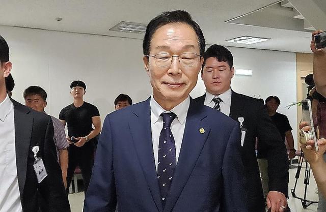 뇌물 혐의 등으로 1심에서 징역 2년 6개월을 선고받은 임종식 경북도교육감이 19일 대구지법에서 2심 재판을 받기 위해 법정으로 향하고 있다 사진연합뉴스