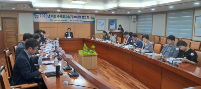 영암군이 17일 윤재광 부군수 주재의 공직자 30여 명이 참석한 가운데 ‘2025년 지방세·세외수입 체납액 징수대책 보고회’를 열었다사진영암군