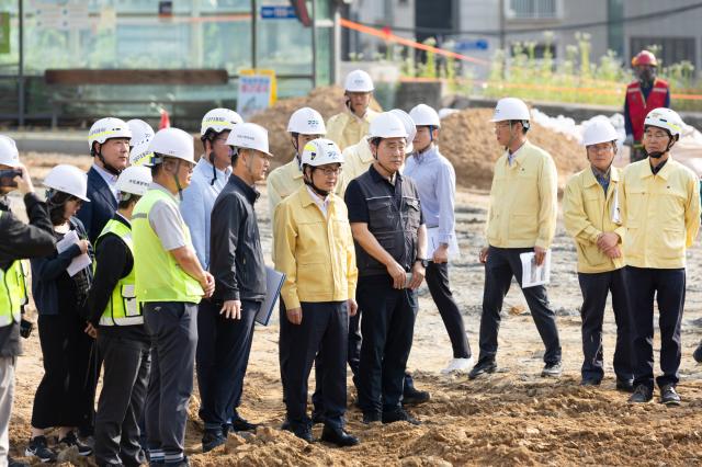 19일 오전 김동연 경기도지사가 광명 신안산선 복구 현장에서 신안산선 복구 현장점검을 하고 있다 사진경기도