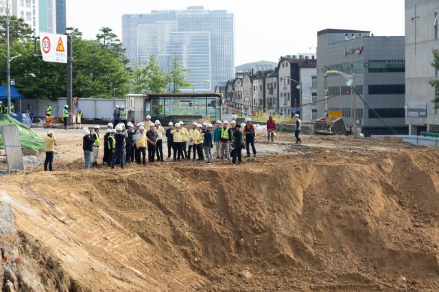 19일 오전 김동연 경기도지사가 광명 신안산선 복구 현장에서 신안산선 복구 현장점검을 하고 있다 사진경기도