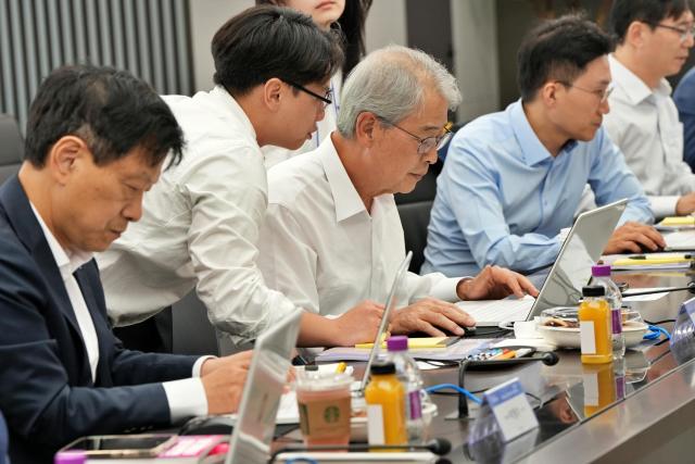 임종룡 우리금융그룹 회장이 챗GPT 업무 활용 실습을 하고 있다 사진우리금융