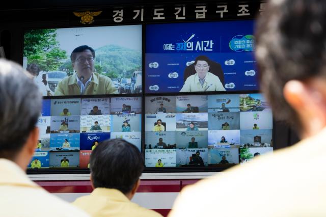 19일 오전 김동연 경기도지사가 광명 신안산선 복구 현장에서 신안산선 복구 현장점검 및 풍수해 대비태세 시군 영상회의를 하고 있다 사진경기도