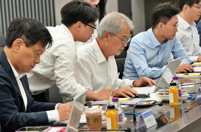 우리금융그룹 임종룡 회장이 직접 ChatGPT 업무 활용 실습을 하고 있다 사진우리금융
