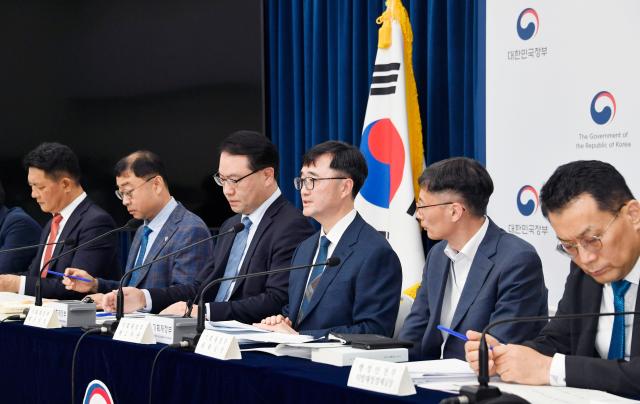 임기근 기획재정부 차관왼쪽에서 네번째이 6월 18일 오후 정부세종청사 중앙동에서 열린 새정부 추가경정예산안 상세 브리핑에서 주요내용을 발표하고 있다사진기재부
