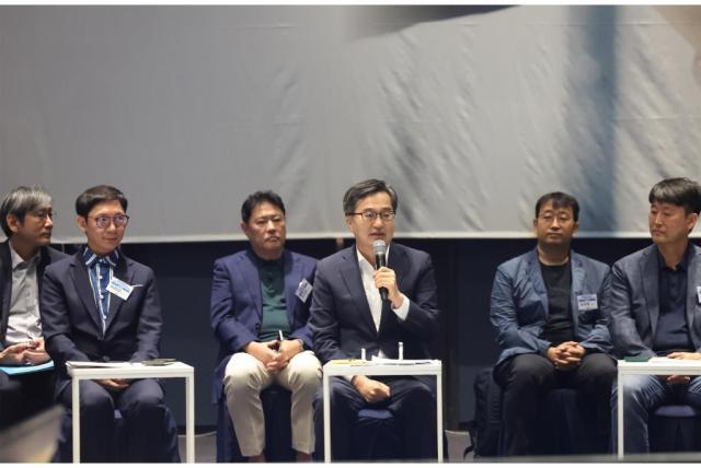 19일 오전 수원 라마다프라자호텔에서 열린 주45일제 시범사업 업무협약에서 김동연 경기도지사가 인사말을 하고 있다사진경기도