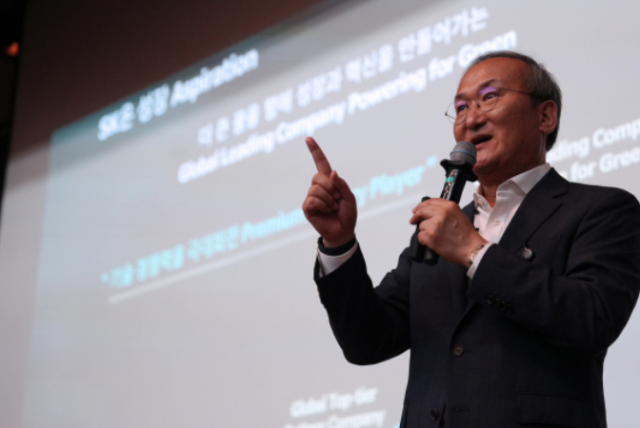 이석희 SK온 대표이사 사장이 지난 10일 대전 한국과학기술원KAIST에서 강연하고 있다 사진SK온