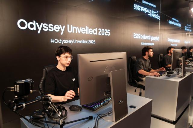삼성 오디세이 3D와 오디세이 OLED G8 모니터로 게임을 즐기는 모습 사진삼성전자