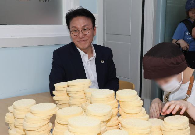 김민석 국무총리 후보자가 19일 서울 영등포구 꿈더하기 사회적협동조합에서 열리는 발달장애인 일자리 현장 간담회에 앞서 종사자들의 작업현장을 둘러보고 있다
