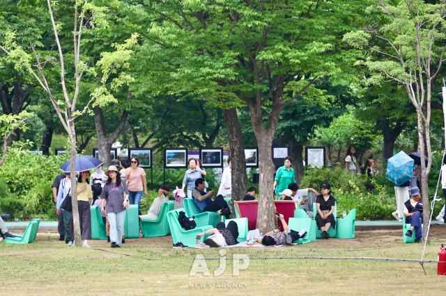 Visitors take a rest at Seoul international garden show 2025 Boramae Park Seoul Jun 13 2025 AJP Han Jun-gu