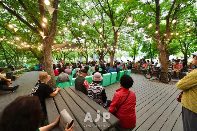 Visitors take a rest at Seoul international garden show 2025 Boramae Park Seoul June 13 2025 AJP Han Jun-gu