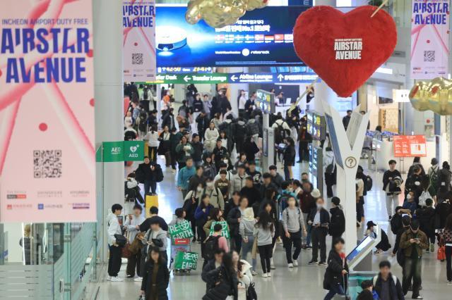 붐비는 인천국제공항 면세 구역 사진연합뉴스