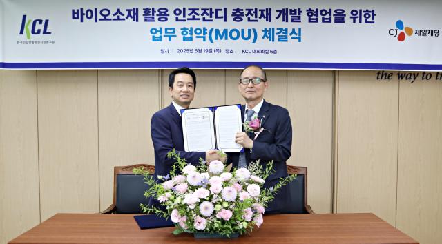 이상권 KCL 부원장오른쪽과 정혁성 CJ제일제당 본부장이 업무협약을 체결한 후 기념 촬영을 하고 있다 사진한국건설생활환경시험연구원