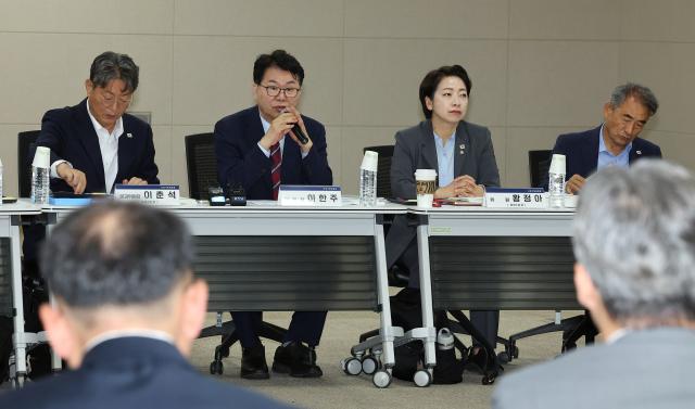 국정기획위원회 이한주 위원장이 19일 정부세종컨벤션센터에서 열린 경제2분과의 산업통상자원부 업무보고에서 발언하고 있다 왼쪽은 이춘석 경제2분과위원장 사진연합뉴스