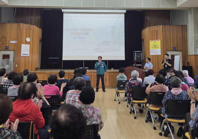 정종복 기장군수가 맞춤형 교통안전교육에 앞서 어르신들에게 교통안전을 당부하고 있다사진기장군