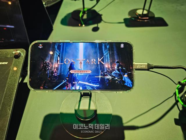 19일 서울 강남구 파르나스 호텔에서 로스트아크 모바일 비전 프리뷰 현장에서 모바일기기로 체험을 하고있다 사진선재관 기자