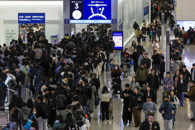 인천국제공항 제1여객터미널 출국장에서 승객들이 보안 검색을 위해 줄을 서고 있는 모습 사진연합뉴스