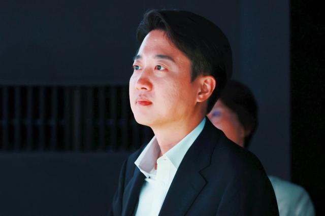 지난 18일 서울 강남구 코엑스에서 열린 2025 메타버스 엑스포에서 개혁신당 이준석 의원이 부스를 둘러보고 있다 사진연합뉴스