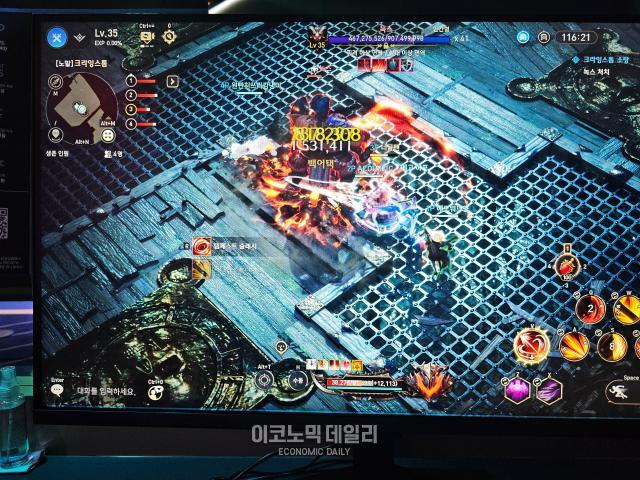 19일 서울 강남구 파르나스 호텔에서 로스트아크 모바일 비전 프리뷰 현장에서 PC기기로 체험을 하고있다 사진선재관 기자