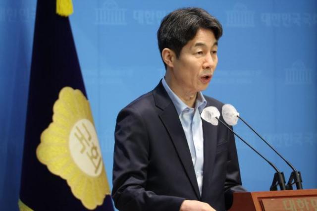윤건영 더불어민주당 의원이 지난13일 서울 여의도 국회 소통관에서 대통령 경호처 내부제보 내용을 밝히며 윤석열 대통령의 무기사용 지시 여부에 대해 답을 요구하고 있다 사진 연합뉴스