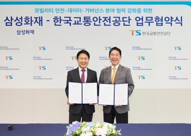 이문화 삼성화재 사장왼쪽과 정용식 한국교통안전공단 이사장이 19일 서울 서초구 삼성화재 본사에서 포괄적 업무협약MOU을 체결한 뒤 기념사진을 촬영하고 있다 사진삼성화재