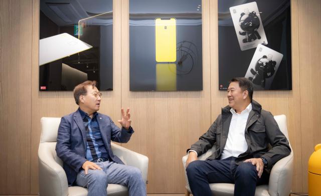 지난해11월 태국 금융지주회사 SCBx가 카카오뱅크 판교오피스를 방문해 카카오뱅크 경영진과 가상은행 합작 인가 추진 현황에 대한 회의를 진행했다 윤호영 카카오뱅크 대표왼쪽와 아르시드 난다위다야Arthid Nanthawithaya SCBX 대표이사가 이야기를 나누고 있다 사진카카오뱅크
