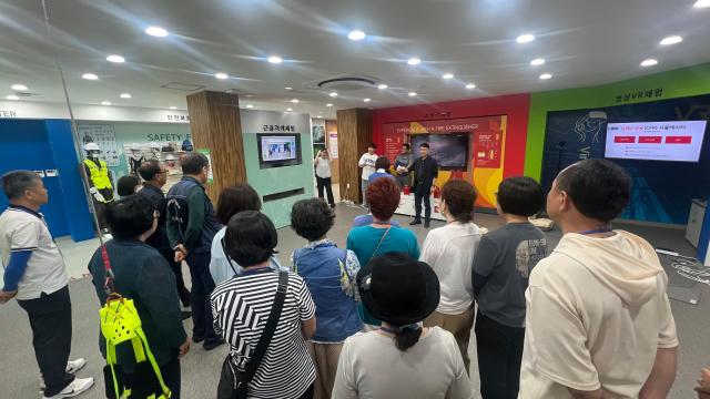 순천시자원봉사센터는 순천 제일대학교 재난체험관에서 재난 대응 설명회를 열고 실전 모의훈련을 실시하고 있다 사진박기현 기자