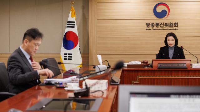 이진숙 방통위원장
이진숙 방송통신위원회 위원장이 지난 26일 정부과천청사에서 열린 방통위 제7차 전체 회의에 참석해 안건을 설명하고 있다사진연합뉴스