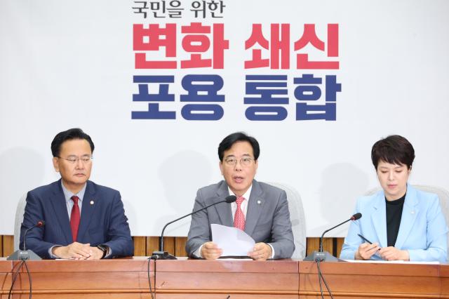 송언석 국민의힘 원내대표가 20일 서울 여의도 국회에서 열린 원내대책회의에서 발언하고 있다 왼쪽부터 유상범 원내운영수석부대표 송 원내대표 김은혜 원내정책수석부대표사진연합뉴스