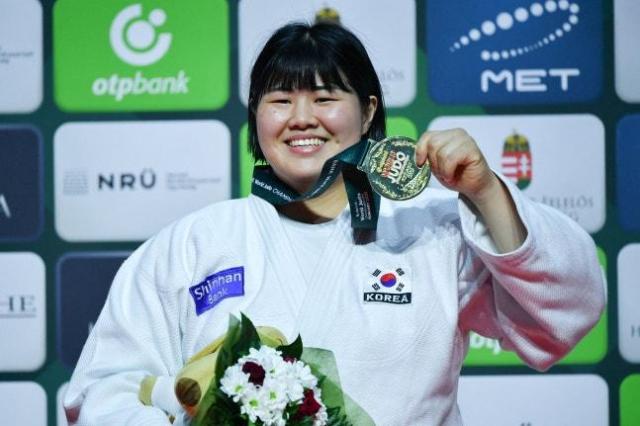 20일 김하윤은 헝가리 부다페스트에서 열린 2025 국제유도연맹IJF 세계선수권대회 여자 78kg 이상급 결승에서 일본의 아라이 마오7위를 반칙승으로 꺾고 금메달을 획득했다 사진연합뉴스·로이터
