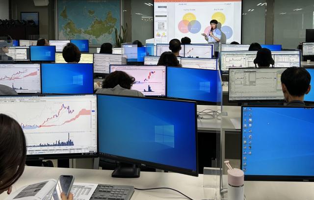 한국투자증권이 이달 서울 송파구 교육센터에서 개인 투자자를 대상으로 무료로 모바일트레이딩시스템MTS와 홈트레이딩시스템HTS 교육을 진행했다 사진한국투자증권