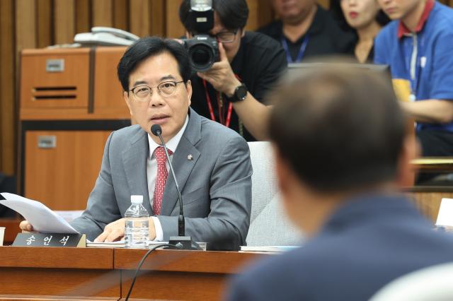 송언석 국민의힘 원내대표가 19일 국회 정보위원회에서 열린 이종석 국가정보원장 후보자에 대한 인사청문회에서 질문하고 있다 사진연합뉴스