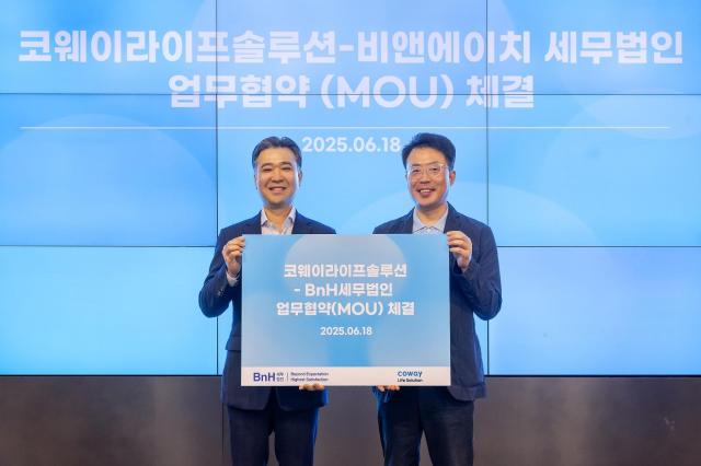지난 18일 서울 구로구 지타워 코웨이라이프솔루션 본사에서 열린 협약식에서 김명곤 코웨이라이프솔루션 대표이사오른쪽와 이명수 BnH세무법인 부대표왼쪽가 기념 촬영을 하고 있다 사진코웨이