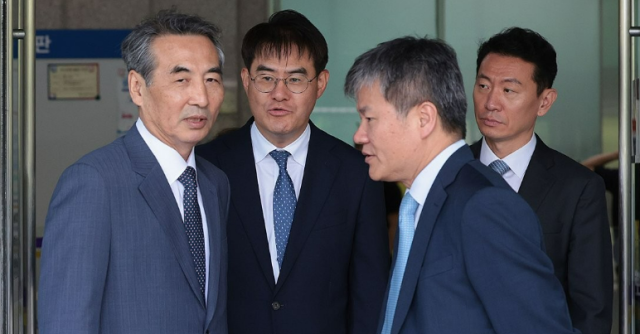 윤석열 전 대통령 부인 김건희 여사 관련 의혹을 수사하는 민중기 특검과 특검보가 지난 19일 경기도 과천 고위공직자범죄수사처에서 오동운 공수처장과 면담을 마치고 대화하는 모습 왼쪽부터민 특검 김형근 문홍주 박상진 특검보 사진연합뉴스