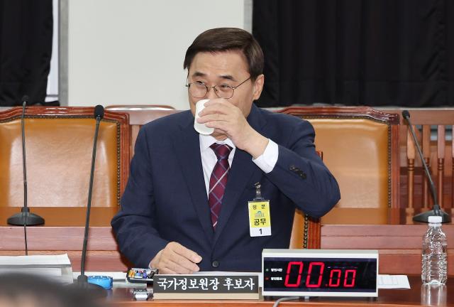 이종석 국가정보원장 후보자가 지난 19일 국회 정보위원회에서 대북·안보 관련 질의를 위해 비공개로 진행되는 인사청문회에 참석해 물을 마시고 있다사진연합뉴스