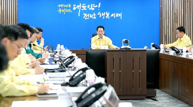 김영록 전라남도지사는 20일 도청 재난종합상황실에서 여름철 장마·극한호우 대비 회의에서 “재난대비 해답은 과하다 싶을 정도로 철저한 사전 대비”라며 선조치 후보고 등 신속하고 실효성 있는 현장대응을 강조했다사진전남도