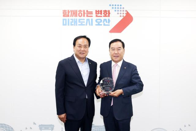 이권재 시장왼쪽이 황선명 명예시장과 기념사진을 찍고 있다 사진오산시