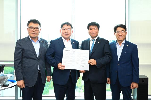 김영태 의장오른쪽 두 번째를 비롯한 남원시의원들이 박희승 국회의원왼쪽 두 번째에게 ‘제22대 국회 공공의대 법안 통과 촉구 결의안’을 전달하고 있다사진남원시의회