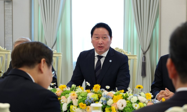 이재명 대통령이 20일 울산전시컨벤션센터에서 열린 인공지능AI 글로벌 협력 기업 간담회에서 최태원 SK 회장의 발언을 경청하고 있다 사진대통령실사진기자단