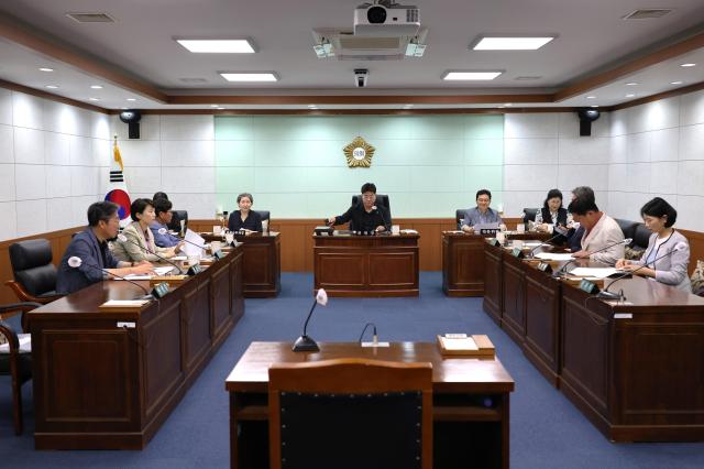 동해시의회 행정사무감사특별위원회가 제353회 동해시의회 제1차 정례회 기간 중 20일 제2차 행정사무감사특별위원회를 열고 2025년도 행정사무감사 결과보고서를 채택하고 있다 사진동해시의회