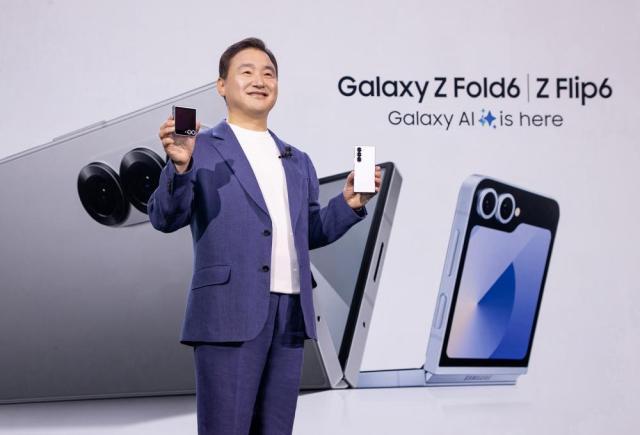 노태문 삼성전자 디바이스경험DX부문장 직무대행사장이 지난해 7월 프랑스 파리 카루젤 뒤 루브르’에서 개최된 하반기 갤럭시 언팩 2024 행사에서 ‘갤럭시 Z 폴드6’와 ‘갤럭시 Z 플립6’를 전격 공개하는 모습 사진삼성전자