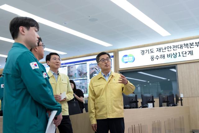 20일 오후 김동연 경기도지사가 경기도청 재난안전상황실을 방문하여 호우 상황을 점검하고 있다 사진경기도